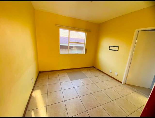 2 BEDROOM PROPERTY TO RENT IN KEMPTON PARK CENTRAL
